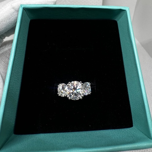 Certified 18K 5CT Moissanite Diamond Ring Brand New! Size...